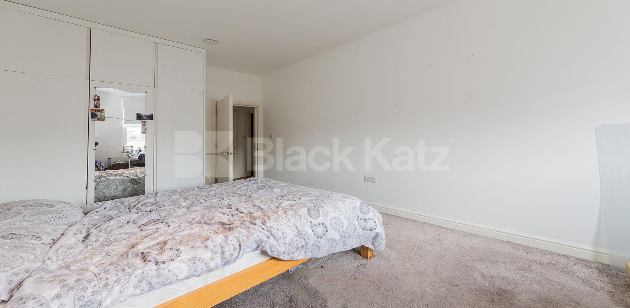 Fantastic spacious three bed mins to tube and shops  Hillmarton Road, Caledonian Road